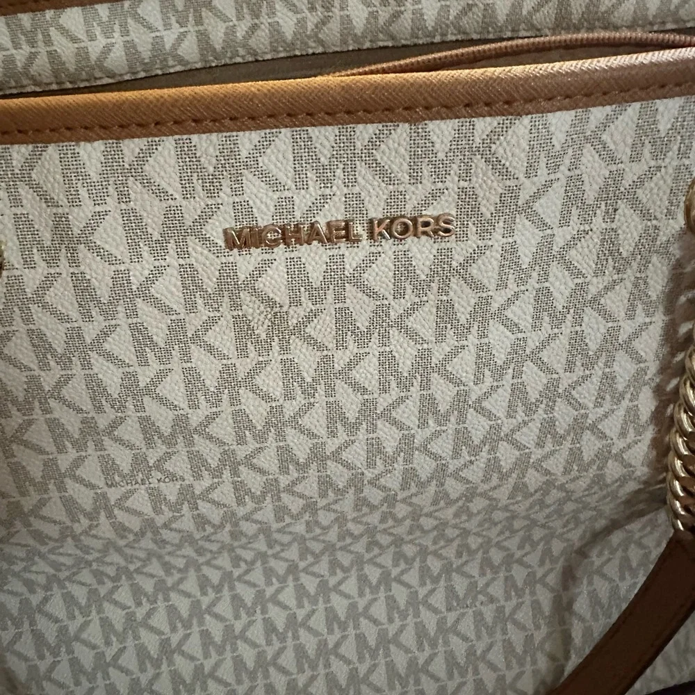 Michael Kors Jet Set Tote - Picture 3 of 11